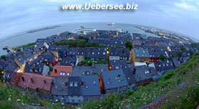 Abendlicher Blick über den Ort Helgoland